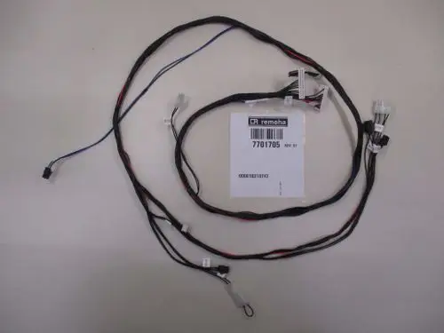 Kabelbaum mit mehreren Anschlusskabeln und Steckern, identifiziert mit Etiketten, auf einem neutralen Hintergrund. Produkt von Remeha.